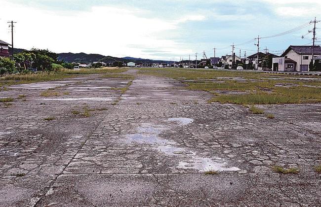 旧大社基地の滑走路跡地（資料）＝出雲市斐川町出西