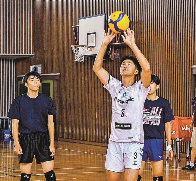 高校生にトスのこつを伝える中村駿介選手（中央）＝松江市八束町波入、八束体育館
