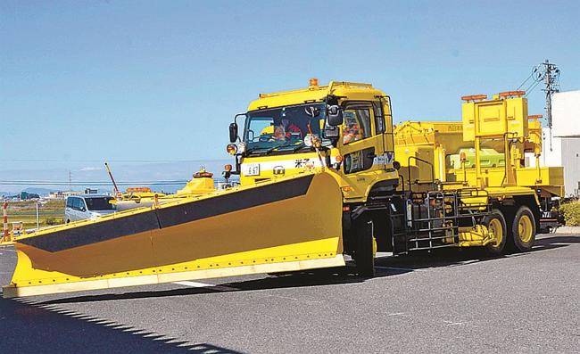 西日本高速道路米子高速道路事務所から出動する雪氷作業車両＝米子市赤井手