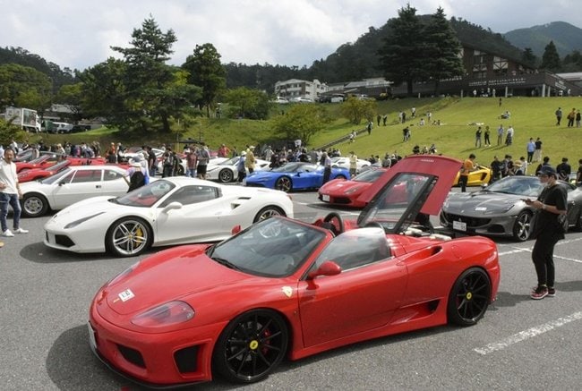 展示中にエンジンルームや車内を公開する車があった＝鳥取県大山町大山