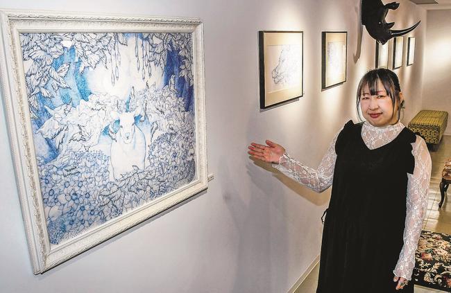 開設したギャラリーで、自作を紹介する青已はなねさん＝米子市角盤町４丁目、ＡＯＨＡＯ　ｇａｌｌｅｒｙ