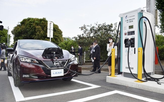 横浜市に設置された充電器と電気自動車（資料）