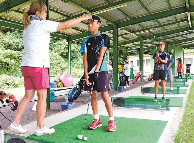 松澤知加子プロ(左)からスイングの指導を受ける参加者=出雲市美野町、島根ゴルフ倶楽部