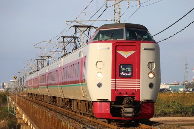 出雲市内を走る３８１系の特急やくも。写真の「ゆったりやくも色」編成も新型 車両（２７３系）の導入で順次置き換えられる＝出雲市斐川町求院