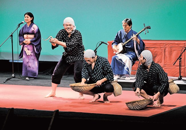 どじょうすくい踊りを披露する出演者＝出雲市佐田町反辺、スサノオホール