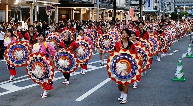 ４年ぶりに中心市街地で開催された鳥取しゃんしゃん祭で一斉傘踊りを披露する参加者たち＝鳥取市内