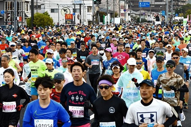 号砲と同時に一斉にスタートするランナー＝松江市学園南１丁目