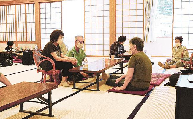 避難所で待機する地元住民ら＝雲南市三刀屋町三刀屋、三刀屋総合センター