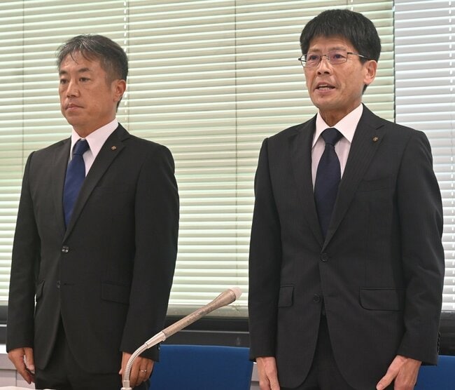 謝罪する和田正利管理監(右)=松江市殿町、島根県庁