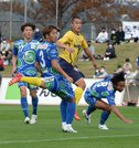 前半１５分、ＦＣ神楽しまねのＦＷ谷尾昂也がシュートを決め、２―０とする