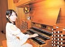 
          
「鍵盤を押す感触がピアノと違います」と話す西坂葵さん∥松江市西津田６丁目、プラバホール
        