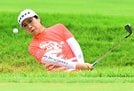 ５番でバンカーショットを放つ李知姫＝１日、大山平原ゴルフクラブ