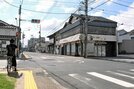 東西に分かれて争う大綱引きが６２年ぶりに行われる明治町交差点＝鳥取県倉吉市明治町