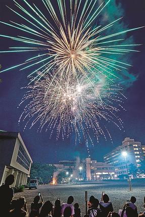夜空に打ち上がった大輪の花火＝米子市西町、鳥取大医学部付属病院（鳥取大学医学部附属病院提供）