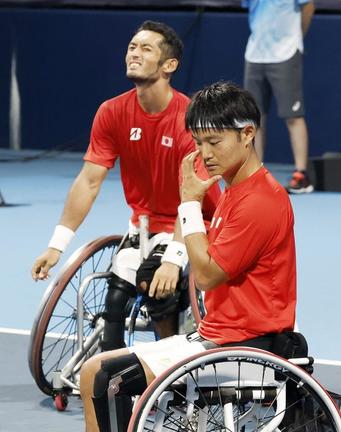 男子ダブルス２回戦でアルゼンチンペアに敗れた荒井（奧）、三木組＝有明テニスの森公園