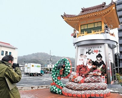 浜田駅前に大蛇像新設 | 山陰中央新報デジタル
