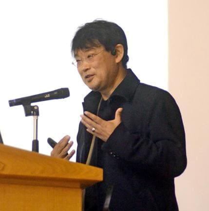 自分自身を見つめ直す大切さを説くまつもとゆきひろ氏＝大田市大田町、大田高校