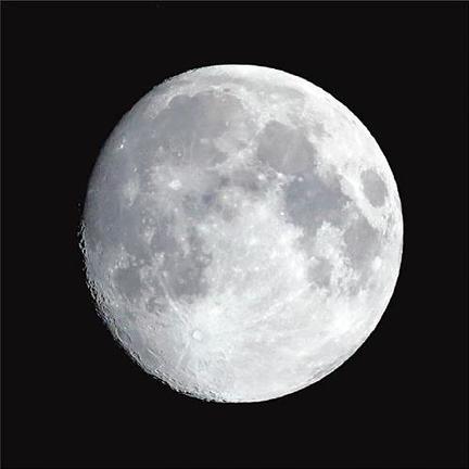 「梅花の宴」の日の月と同じ形の月＝４月１７日、出（いず）雲（も）市西新町で撮影（さつえい）