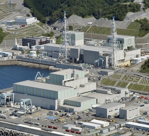 中国電力島根原発１号機（奥左）、右は２号機、手前は３号機＝松江市鹿島町片句