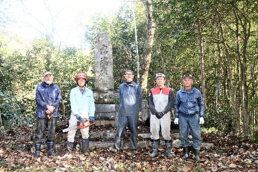 忠魂碑周辺の草取りや雑木伐採をした「忠魂碑を守る会」のメンバー＝島根県津和野町寺田