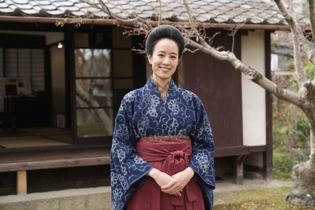 宇野千代さんの生家を訪れた石橋静河(C)NHK