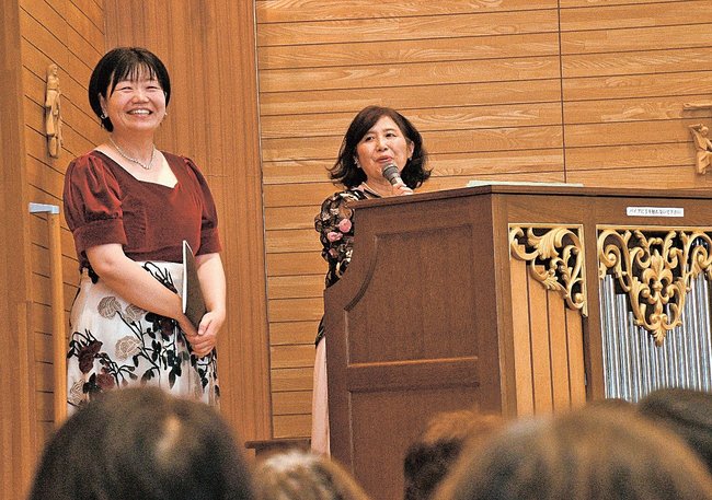 オルガンを演奏する米山麻美さん（右）と歌を披露した長岡知穂さん＝出雲市今市町、カトリック出雲教会