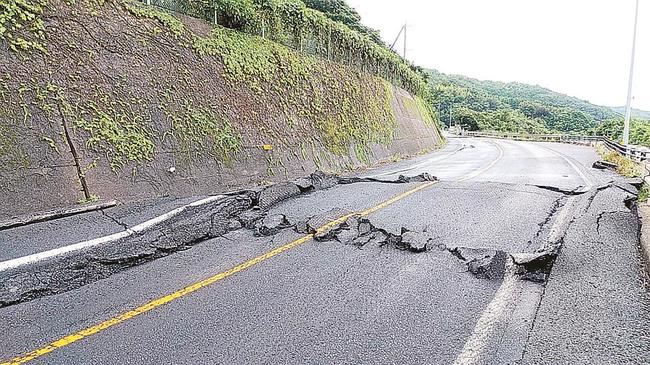 全面通行止めになった国道９号＝出雲市多伎町小田（国土交通省松江国道事務所提供）