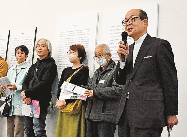 白磁にかける思いを述べる前田昭博さん（右端）＝松江市袖師町、島根県立美術館