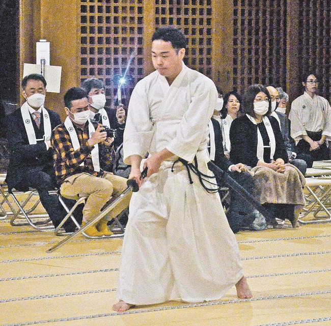 世界平和への願いを込めながら演舞する奉納者＝出雲市大社町杵築東、出雲大社