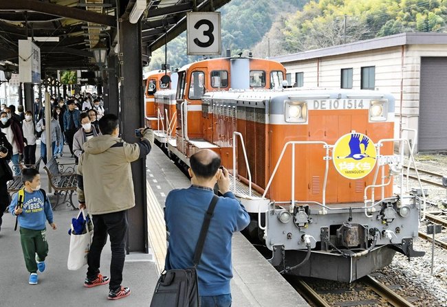 ＪＲ津和野駅に到着したＤＬやまぐち号＝島根県津和野町後田