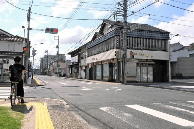 東西に分かれて争う大綱引きが６２年ぶりに行われる明治町交差点＝鳥取県倉吉市明治町