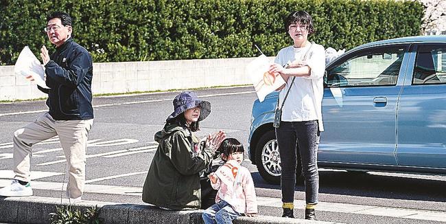 沿道でランナーを応援する市＝出雲市斐川町荘原、第３中継所付近