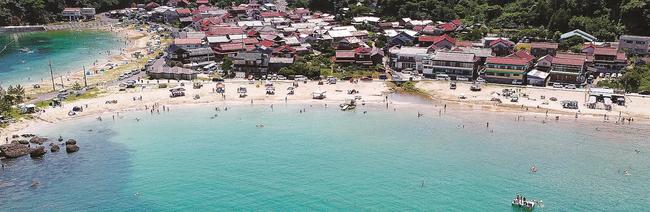 四連休初日・海の日ににぎわう北浦海水浴場。半数近くが県外ナンバーだった=松江市美保関町北浦(小型無人機で撮影)