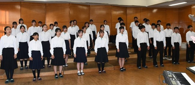 全員で心を合わせて歌い上げる斐川西中学校の合唱部員＝出雲市斐川町直江、同中学校