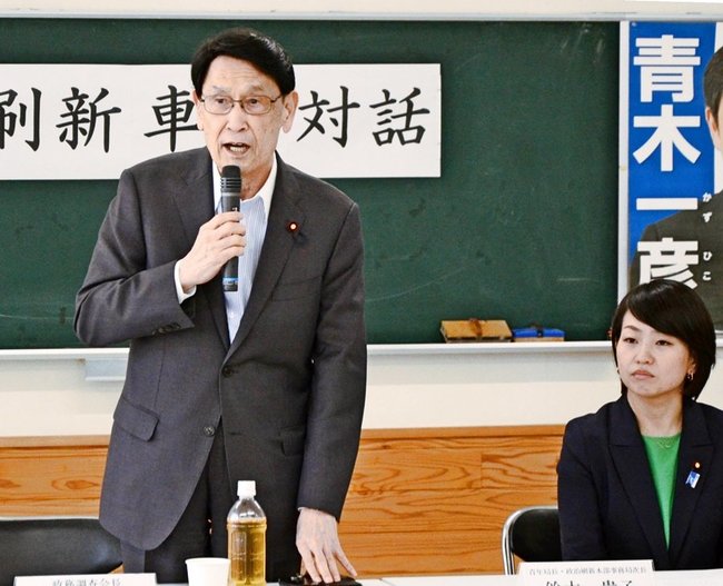 自民党鳥取県連との政治刷新車座対話であいさつする渡海紀三朗党政調会長（左）＝鳥取市西町１丁目、自民党鳥取県連