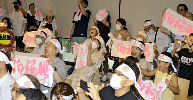 伯桜鵬が豊昇龍に敗れ、悔しがる市民＝倉吉市明治町、打吹回廊