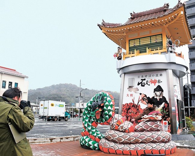 からくり時計の改修に合わせ新設された大蛇像＝浜田市浅井町、ＪＲ浜田駅前