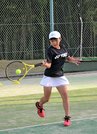ボールを打つ河口菜々美さん＝島根県吉賀町立戸、吉賀町スポーツ公園