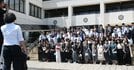 式典後、記念撮影に臨む新成人たち＝島根県隠岐の島町西町、隠岐島文化会館
