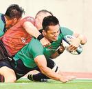 力強いプレーをする土佐誠さん（右端）＝三菱重工相模原ダイナボアーズ
