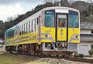 たたらをテーマとした灰色の列車（神話をテーマにした列車と２両編成時）＝雲南市木次町里方