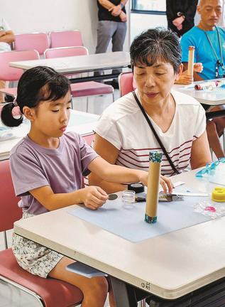 偏光板を用いた万華鏡作りに取り組む参加者＝松江市殿町、島根県民会館