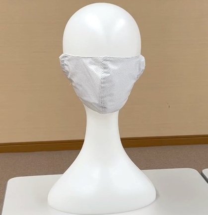 マネキンに着けた「光るマスク」