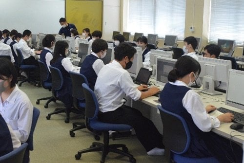 高校で「社会と情報」を学ぶ生徒。２０２２年度からは難易度の高い「情報１」が必修となる＝松江市内