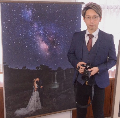 宮脇洸太さんと米国の写真コンテストで最優秀賞に輝いた作品「Ａｃｃｕｍｕｌａｔｅｄ　ｆｅｅｌｉｎｇｓ」＝大田市大田町、市役所