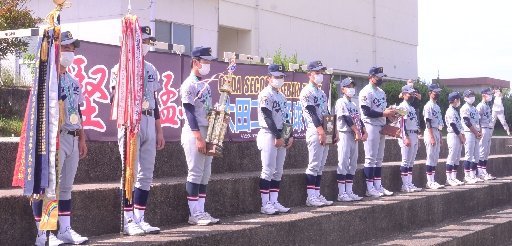 優勝報告会に臨む大田第二中学校野球部のメンバー＝大田市久手町