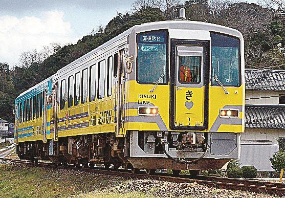 たたらをテーマとした灰色の列車（神話をテーマにした列車と２両編成時）＝雲南市木次町里方