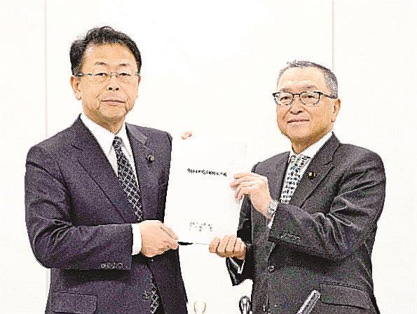２０２４年度の与党税制改正大綱を決定し、取材に応じる自民党の宮沢洋一税調会長（右）と公明党の西田実仁税調会長＝１４日、国会