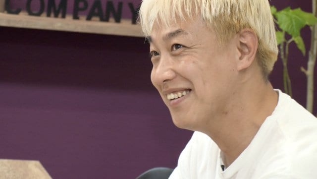 4日放送のABEMAオリジナルバラエティ番組『資産、全部売ってみた』に出演したお見送り芸人しんいち(C)AbemaTV,Inc.