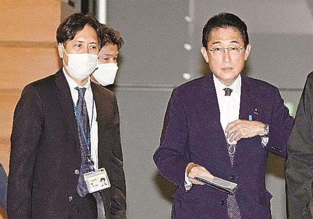 記者団の取材に臨む岸田首相。左は荒井勝喜秘書官＝２０２２年１１月、首相官邸